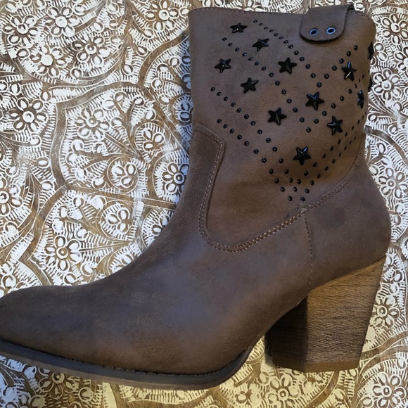 Country Chic Star Booties With 3” Heel - Picture 7 of 13